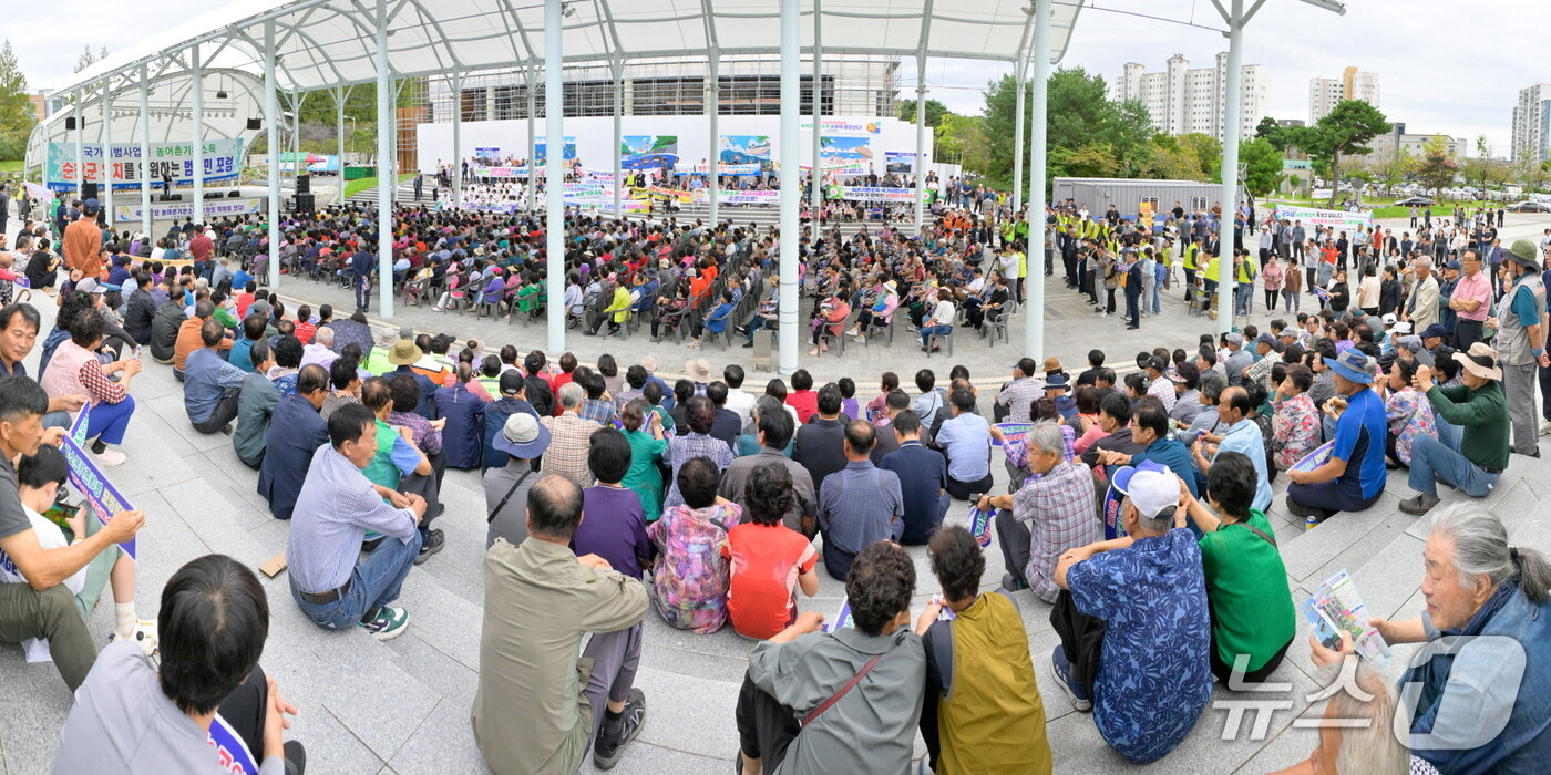 본문 이미지 - 19일 순창군 일품공원에서 열린 농촌기본소득 시범사업 유치 염원 행사에 수많은 군민들이 깊은 관심을 나타내고 있다.&#40;순창군 제공. 재판매 및 DB금지&#41;/뉴스1  