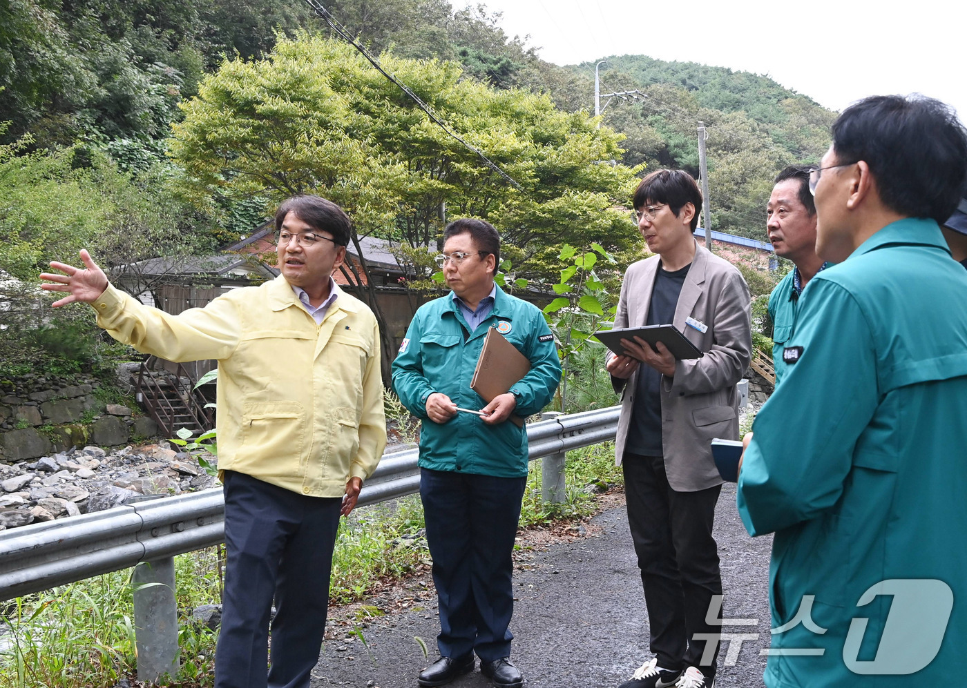 (서울=뉴스1) 박지혜 기자 = 김광용 행정안전부 재난안전관리본부장이 19일 충남 보령시 성주천과 먹방천을 찾아 물놀이시설, 좌판 등 불법 점용시설 조치 현황을 점검하고 있다. ( …
