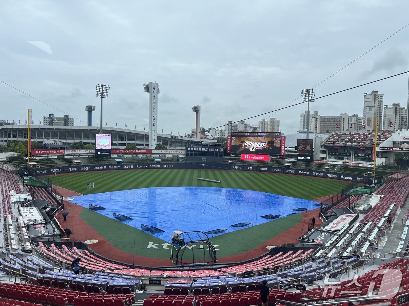 본문 이미지 - 비 내리는 수원 케이티위즈파크 전경. 2025.9.19/뉴스1 ⓒ News1 이상철 기자