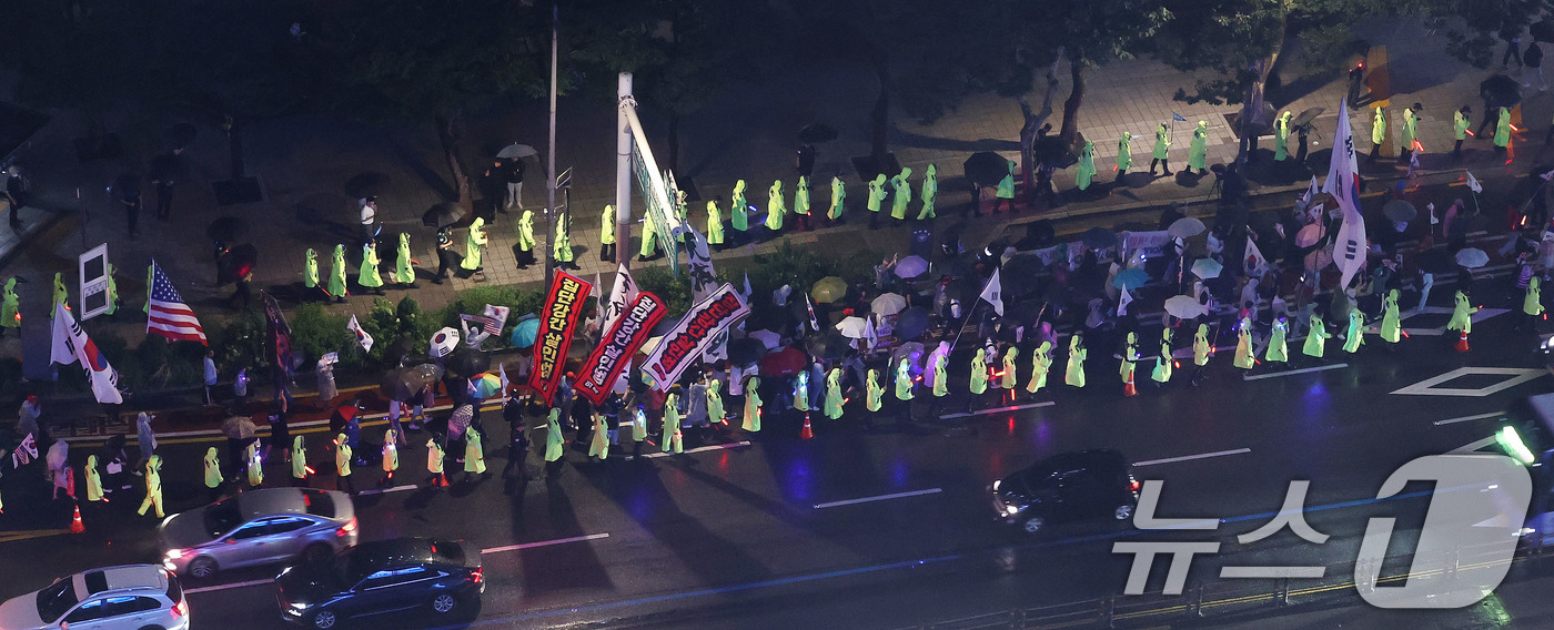 (서울=뉴스1) 박지혜 기자 = 윤석열 전 대통령을 지지하는 보수 성향의 단체들이 19일 서울 명동에서 집회가 제한되자 종각 인근에서 ‘반중 시위’ 행진을 하고 있다.중국인 관광객 …
