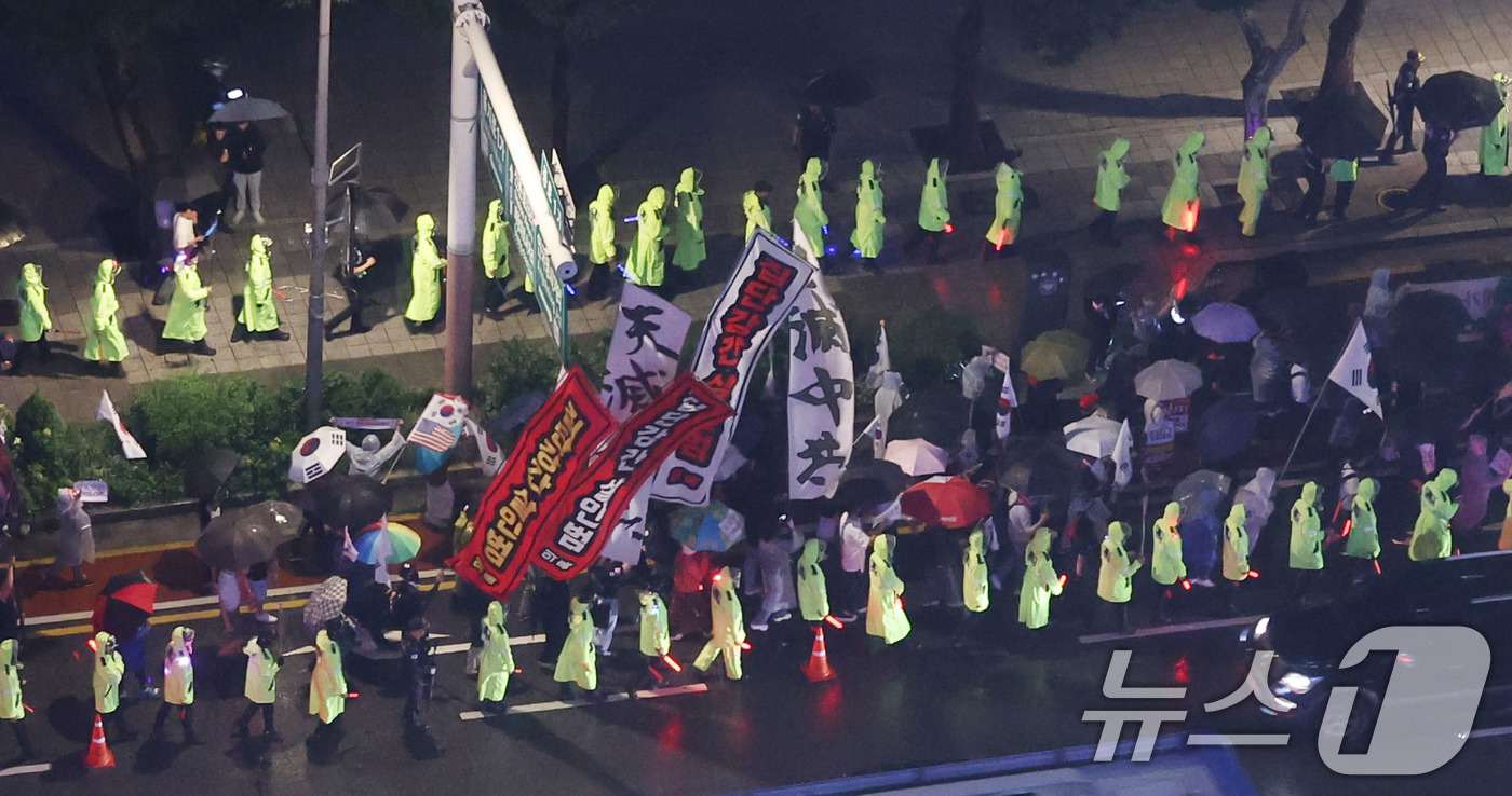 (서울=뉴스1) 박지혜 기자 = 윤석열 전 대통령을 지지하는 보수 성향의 단체들이 19일 서울 명동에서 집회가 제한되자 종각 인근에서 ‘반중 시위’ 행진을 하고 있다.중국인 관광객 …