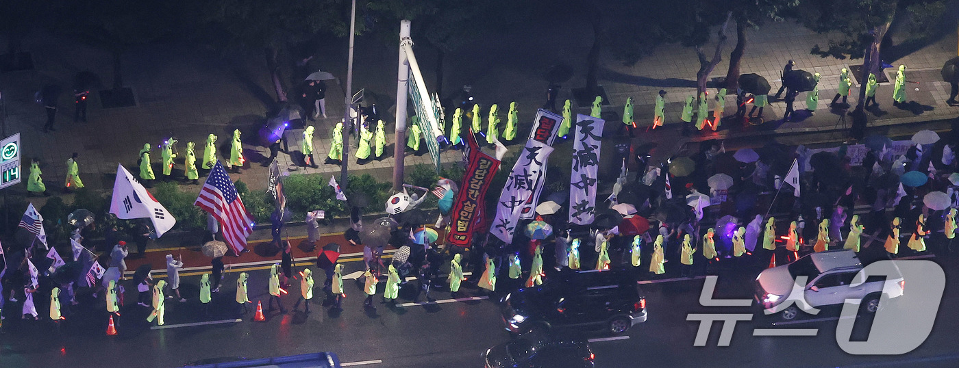 (서울=뉴스1) 박지혜 기자 = 윤석열 전 대통령을 지지하는 보수 성향의 단체들이 19일 서울 명동에서 집회가 제한되자 종각 인근에서 ‘반중 시위’ 행진을 하고 있다.중국인 관광객 …