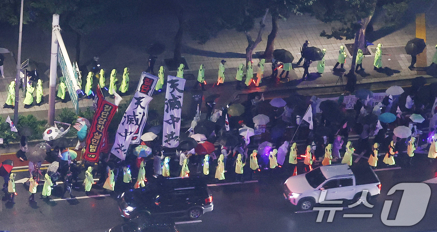 (서울=뉴스1) 박지혜 기자 = 윤석열 전 대통령을 지지하는 보수 성향의 단체들이 19일 서울 명동에서 집회가 제한되자 종각 인근에서 ‘반중 시위’ 행진을 하고 있다.중국인 관광객 …