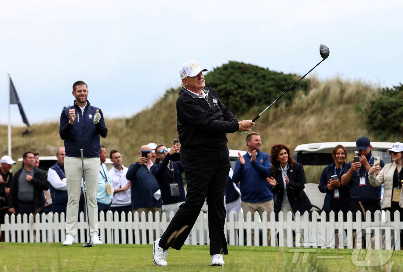 (애버딘 로이터=뉴스1) 류정민 특파원 = 도널드 트럼프 미국 대통령이 지난 7월 29일(현지시간) 영국 스코틀랜드 애버딘의 발메디에 있는 트럼프 인터내셔널 골프 링크스 애버딘의 …