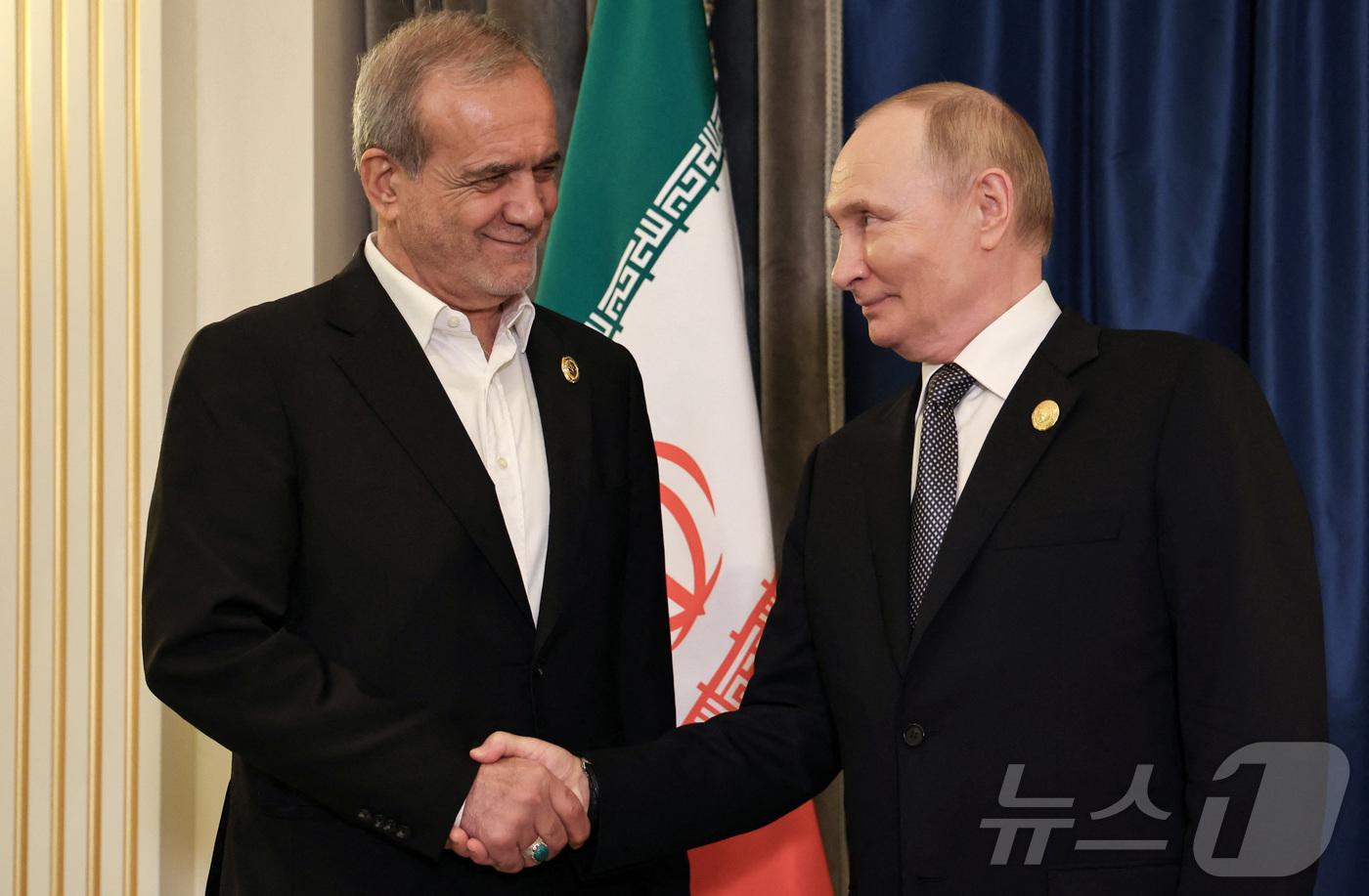 (톈진 로이터=뉴스1) 강민경 기자 = 블라디미르 푸틴 러시아 대통령(오른쪽)이 1일(현지시간) 상하이협력기구(SCO) 정상회의 참석을 계기로 마수드 페제시키안 이란 대통령과 만나 …