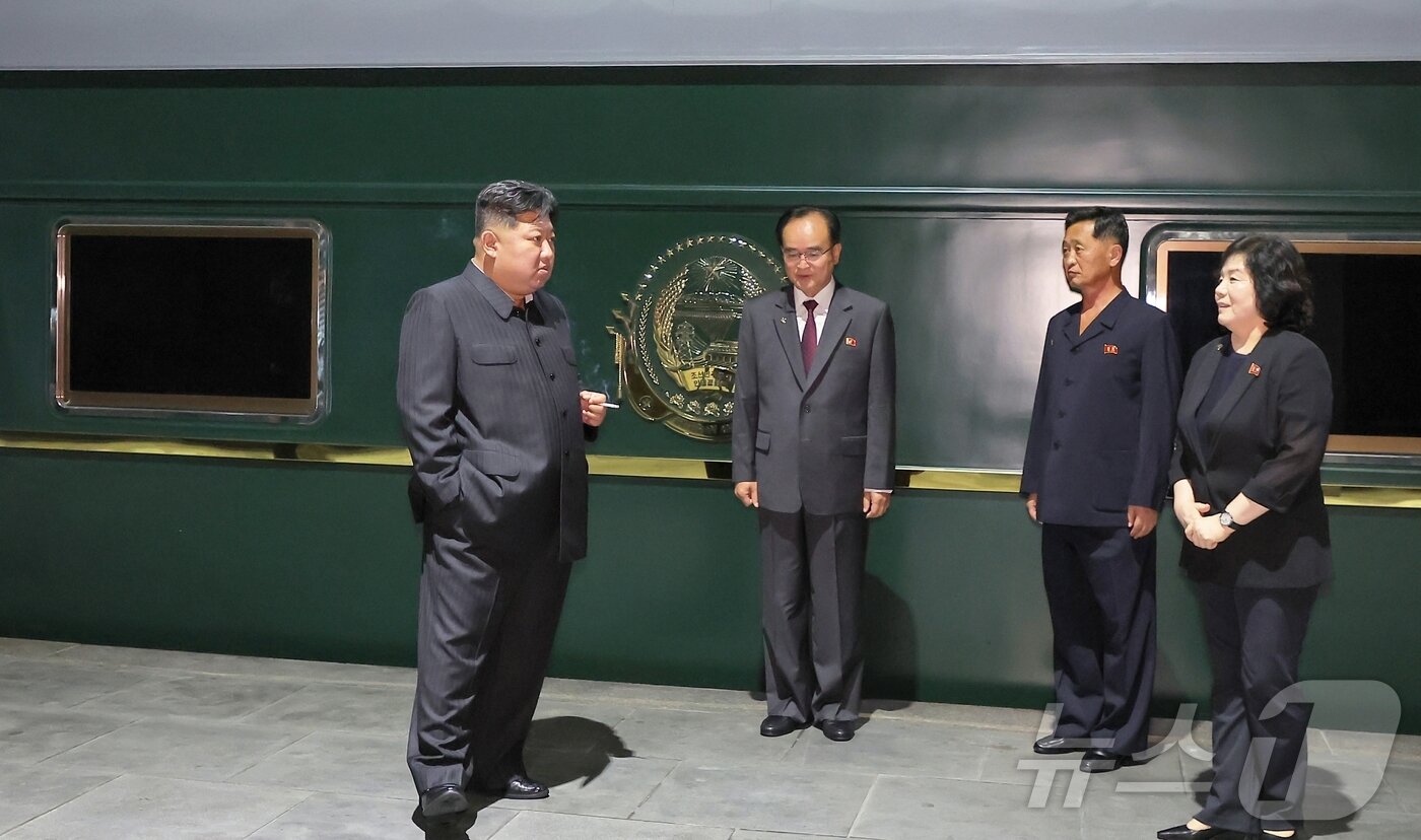 본문 이미지 - 북한 노동당 기관지 노동신문은 2일 김정은 당 총비서가 중국 인민항일전쟁 및 세계반파쑈전쟁승리&#40;전승절&#41; 80주년 기념행사에 참석하기 위해 지난 1일 전용열차로 출발해 2일 새벽 국경을 통과했다고 보도했다. [국내에서만 사용가능. 재배포 금지. DB 금지. For Use Only in the Republic of Korea. Redistribution Prohibited] rodongphoto@news1.kr