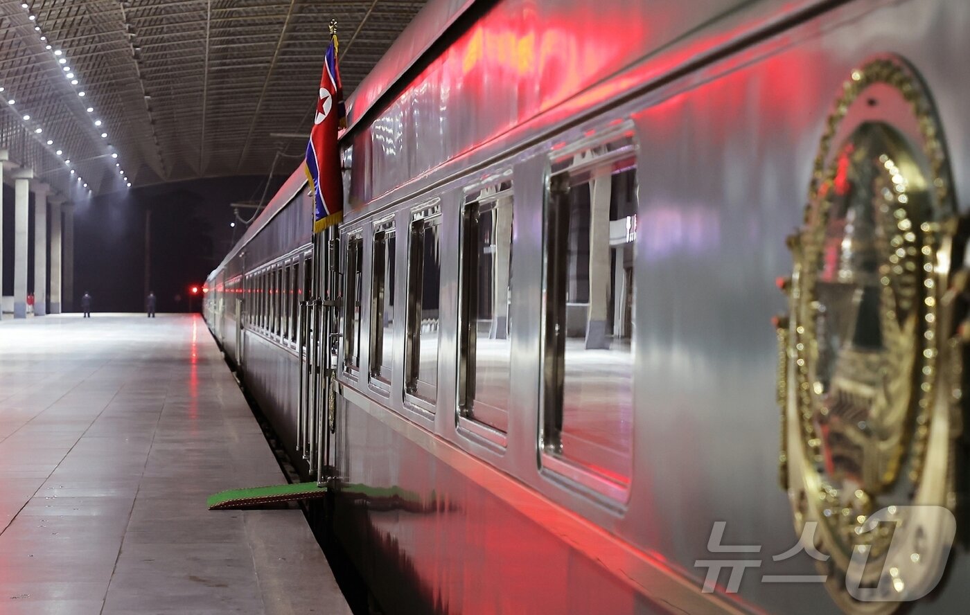 본문 이미지 - 북한 노동당 기관지 노동신문은 2일 김정은 당 총비서가 중국 인민항일전쟁 및 세계반파쑈전쟁승리&#40;전승절&#41; 80주년 기념행사에 참석하기 위해 지난 1일 전용열차로 출발해 2일 새벽 국경을 통과했다고 보도했다. [국내에서만 사용가능. 재배포 금지. DB 금지. For Use Only in the Republic of Korea. Redistribution Prohibited] rodongphoto@news1.kr