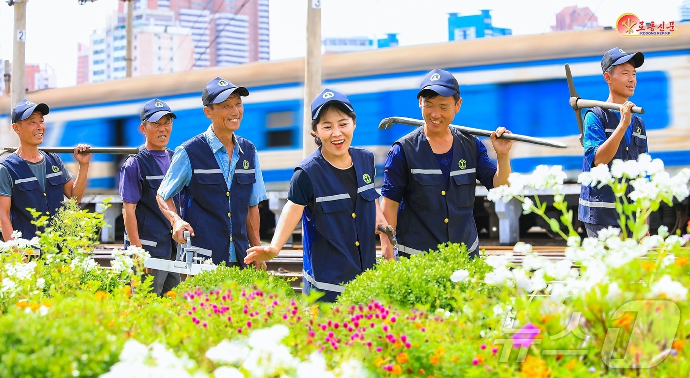 (평양 노동신문=뉴스1) = 북한 노동당 기관지 노동신문은 2일 평양철길대에서 종업원들이 "두줄기 철길에 애국의 마음을 바쳐간다"고 보도했다. [국내에서만 사용가능. 재배포 금지. …