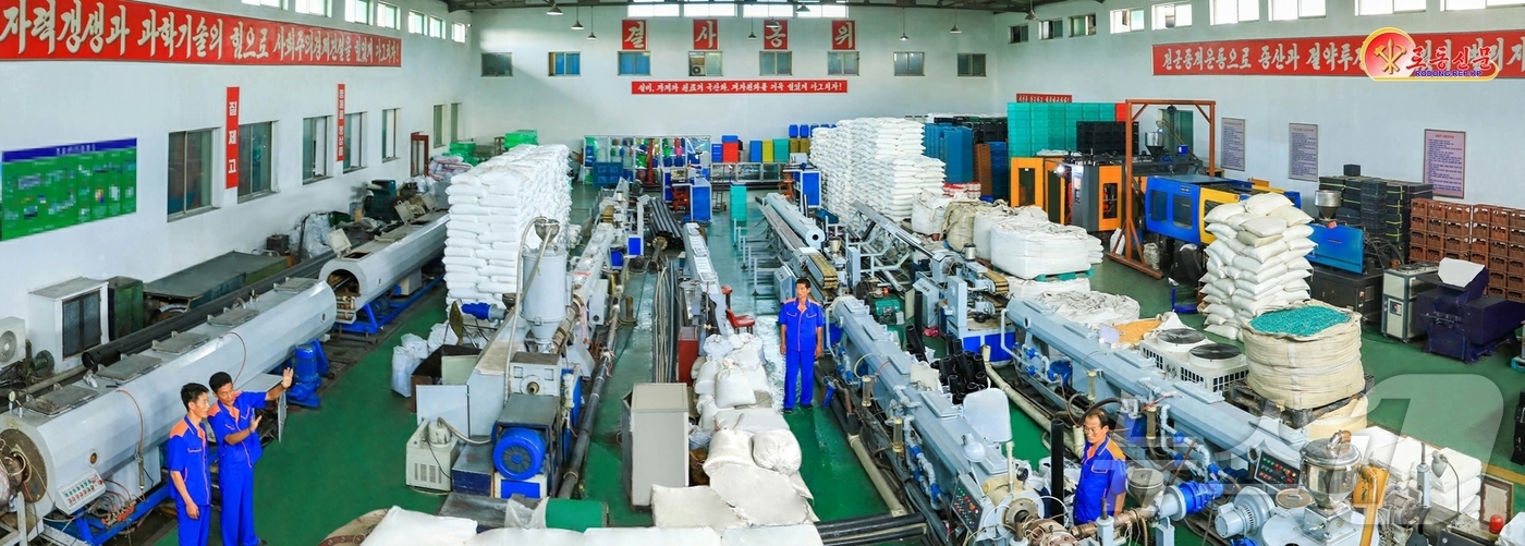 (평양 노동신문=뉴스1) = 북한 노동당 기관지 노동신문은 2일 낙랑영예군인수지일용품공장이 인민생활향상에 이바지할 일념을 안고 생산을 다그치고 있다고 보도했다. [국내에서만 사용가 …