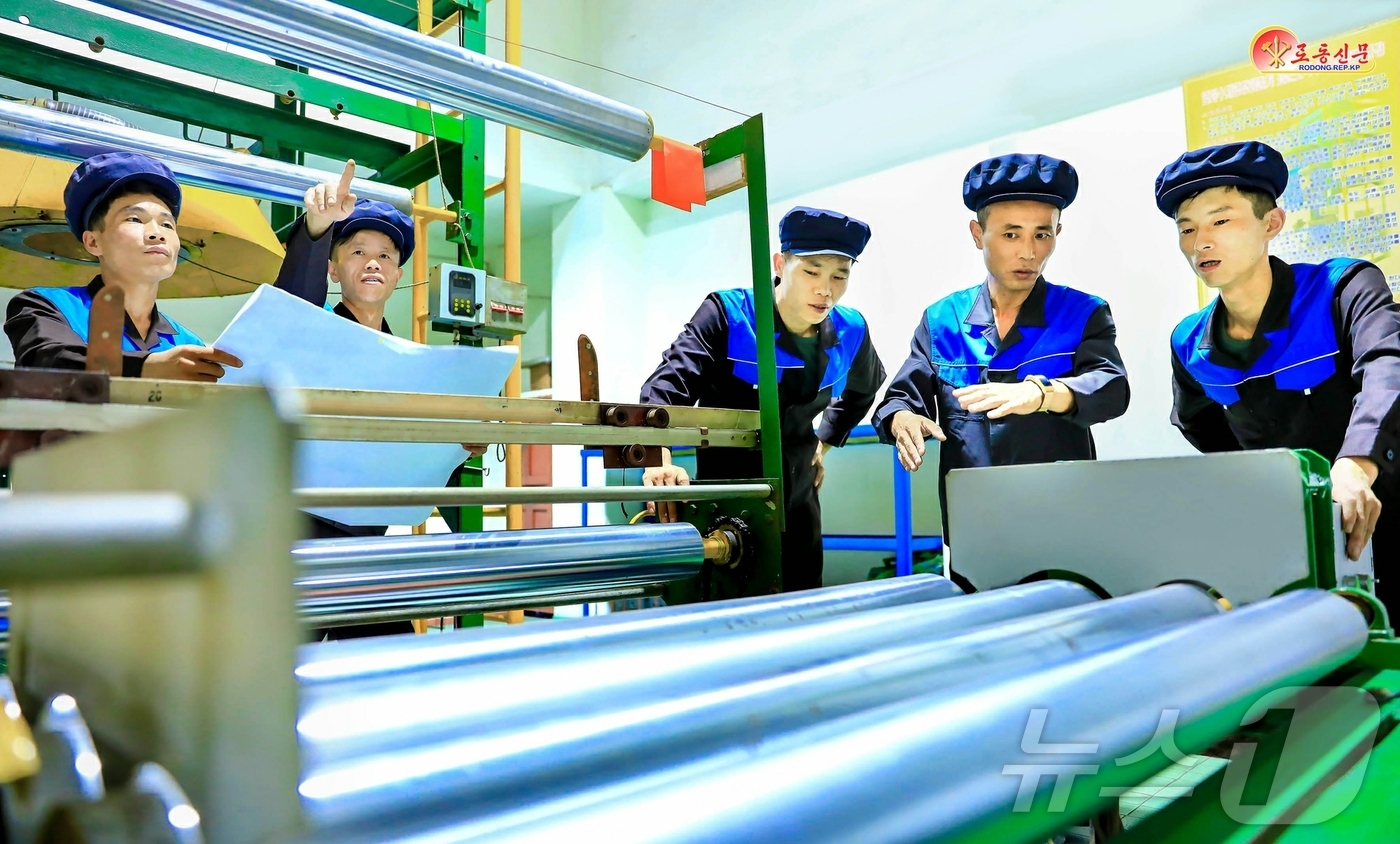 (평양 노동신문=뉴스1) = 북한 노동당 기관지 노동신문은 2일 강선비닐박막공장이 생산에서 제기되는 기술적 문제들을 자체적 힘으로 풀어나가고 있다고 보도했다. [국내에서만 사용가능 …