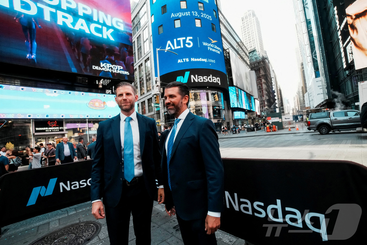 (뉴욕 로이터=뉴스1) 윤다정 기자 = 8월 13일(현지시간) 미국 뉴욕 나스닥 빌딩 앞에서 도널드 트럼프 주니어(왼쪽)와 에릭 트럼프가 나스닥 시초가 종을 울린 뒤 기념 촬영을 …