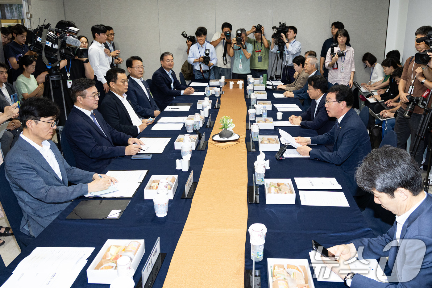 (서울=뉴스1) 유승관 기자 = 신정훈 국회 행정안전위원장이 2일 서울 여의도 국회에서 열린 행안위 당정협의에서 모두 발언을 하고 있다. 2025.9.2/뉴스1