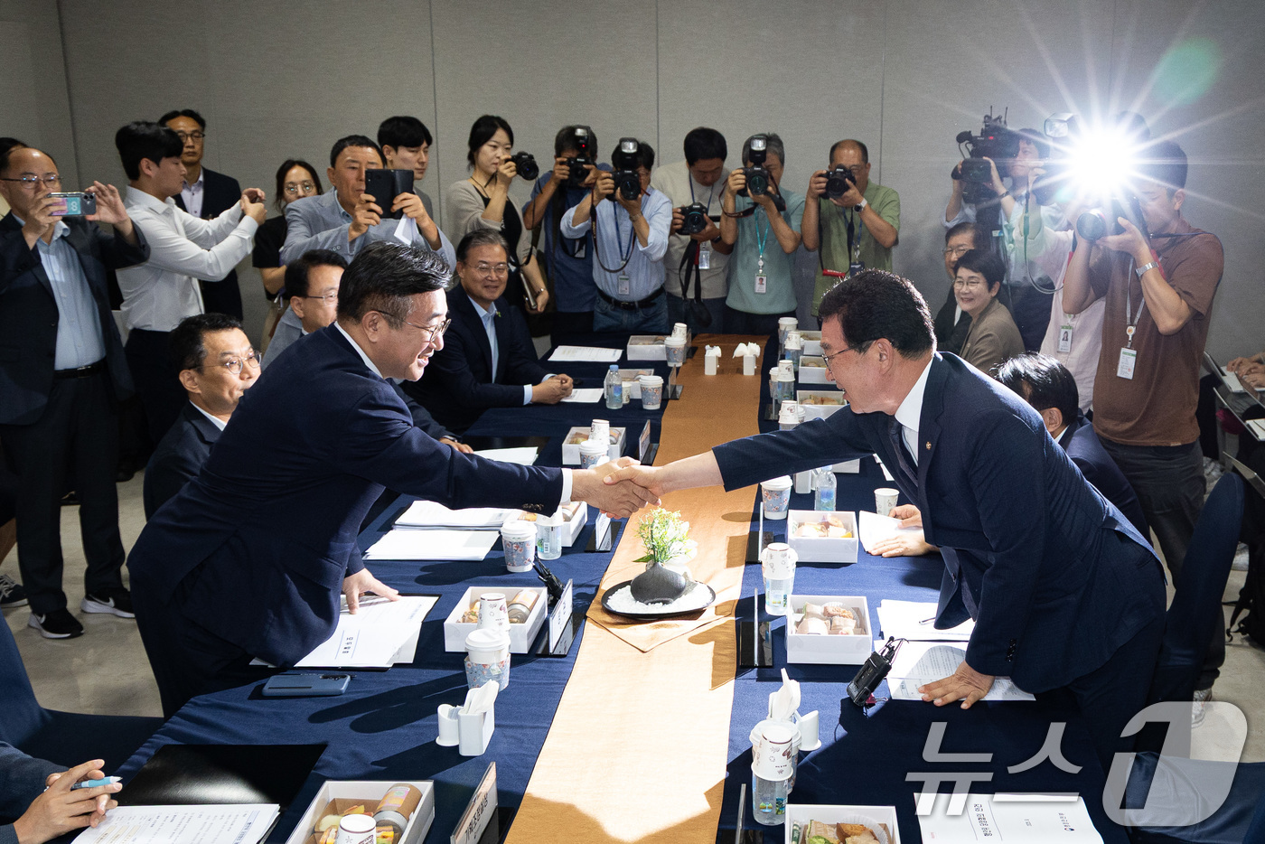 (서울=뉴스1) 유승관 기자 = 윤호중 행정안전부 장관과 신정훈 행정안전위원장이 2일 서울 여의도 국회에서 열린 행안위 당정협의에 앞서 손을 맞잡고 있다. 2025.9.2/뉴스1