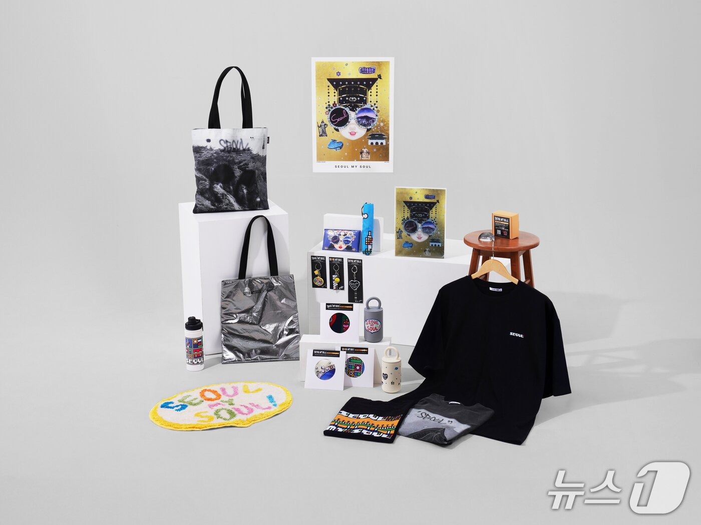 본문 이미지 - 올해 8월에 출시한 서울굿즈 아티스트 협업 굿즈 제품들. 에코백, 티셔츠, 텀블러 등 일상적인 굿즈부터 스카프, 포스터 등 디자인 소품까지 있다.&#40;서울관광재단 제공&#41;