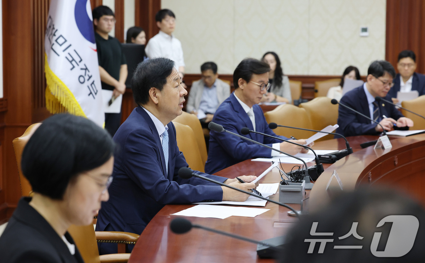 (서울=뉴스1) 임세영 기자 = 구윤철 경제부총리 겸 기획재정부 장관(왼쪽 두번째)이 2일 서울 종로구 정부서울청사에서 열린 대외경제장관회의에서 모두발언을 하고 있다.  2025. …