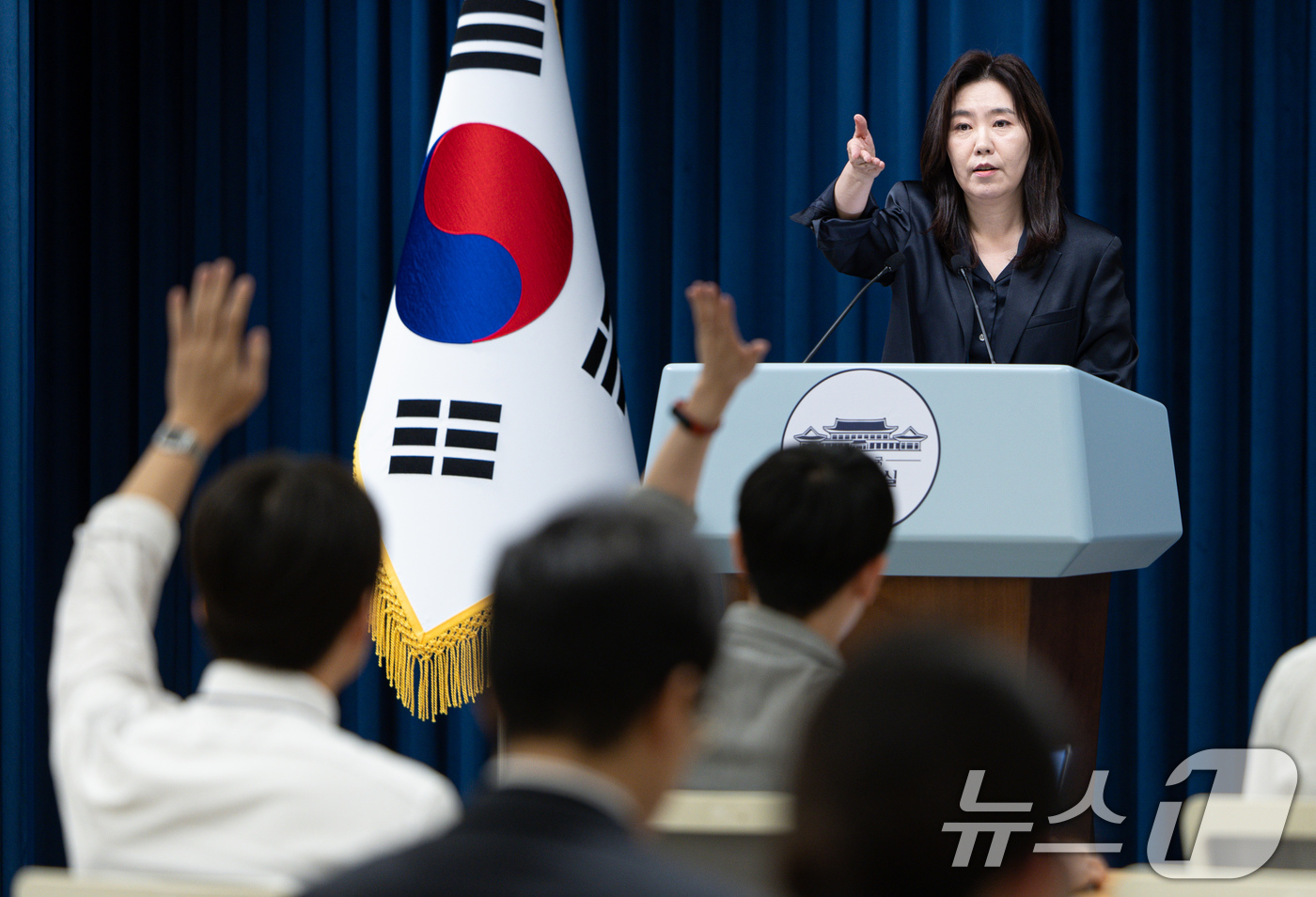 (서울=뉴스1) 이재명 기자 = 강유정 대통령실 대변인이 2일 서울 용산 대통령실 청사에서 UN 총회 참석 관련 브리핑을 마친 후 취재진 질문을 받고 있다. 2025.9.2/뉴스1 …