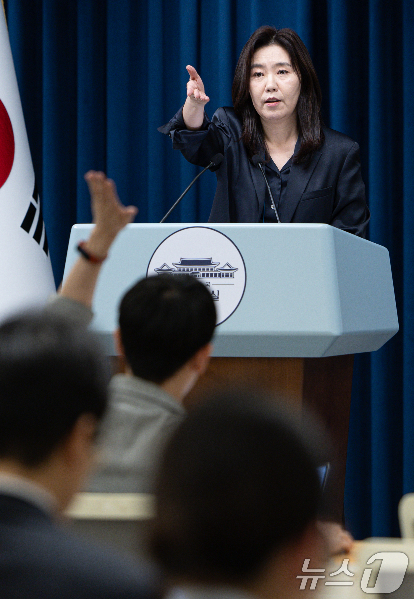 (서울=뉴스1) 이재명 기자 = 강유정 대통령실 대변인이 2일 서울 용산 대통령실 청사에서 UN 총회 참석 관련 브리핑을 마친 후 취재진 질문을 받고 있다. 2025.9.2/뉴스1 …