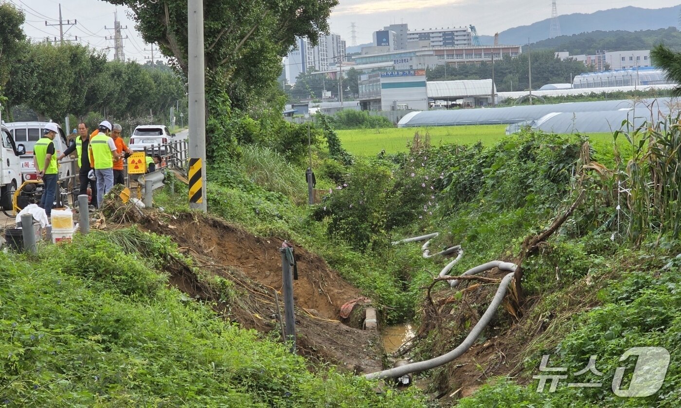 본문 이미지 - 1일 천안시 동남 병천면 탑원교차로 인근에서 도시가스관이 파손되면서 가스가 누출됐다. JB는 밤샘 작업으로 파손 부위를 복구했다. 2025.9.2. /뉴스1ⓒNews1 이시우 기자