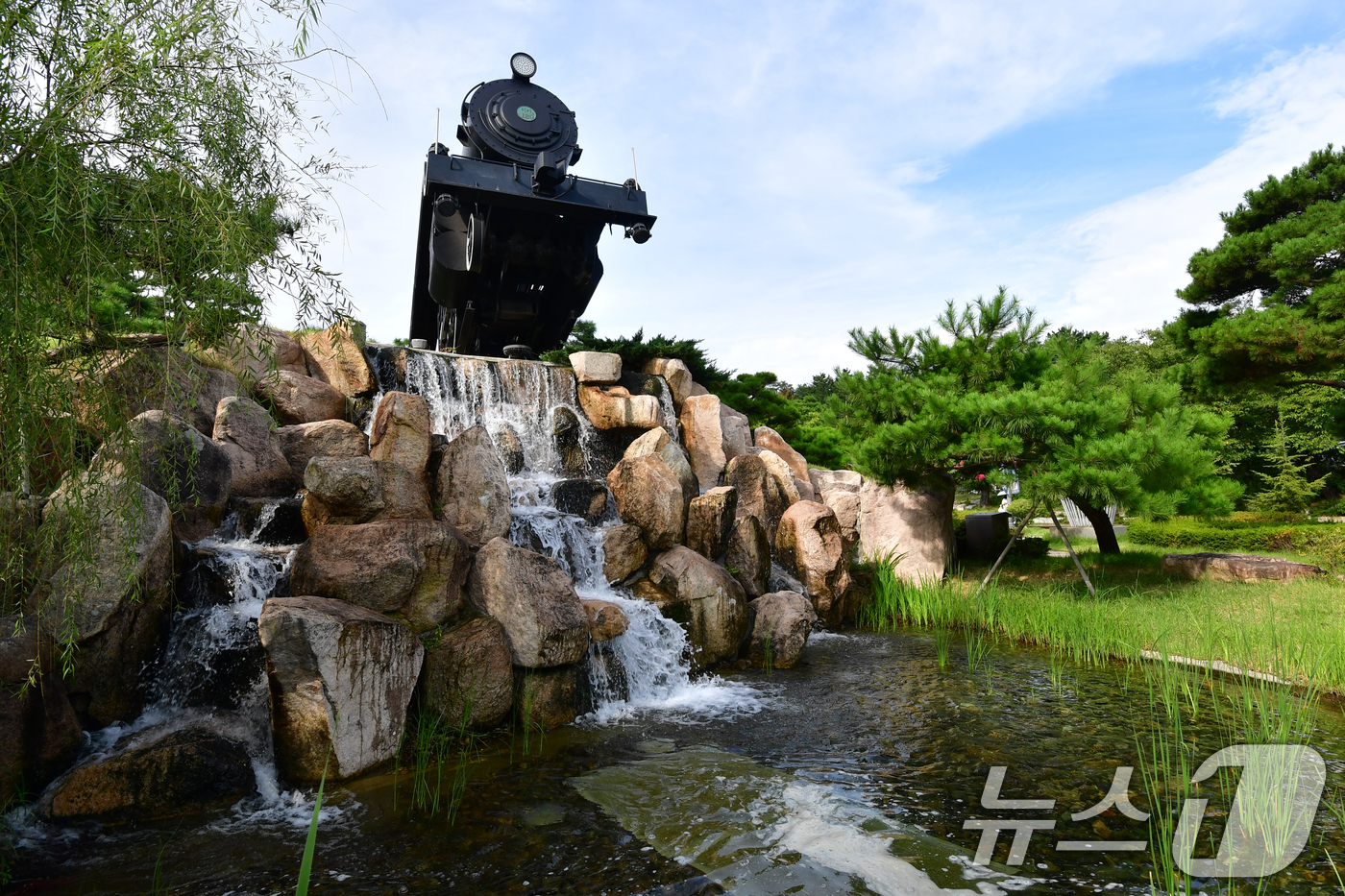 (포항=뉴스1) 최창호 기자 = 2일 오전 경북 포항시 남구 대잠동 철길 숲에 설치된 기관차 폭포에서 시원한 물줄기가 흘러내리고 있다. 2025.9.2/뉴스1