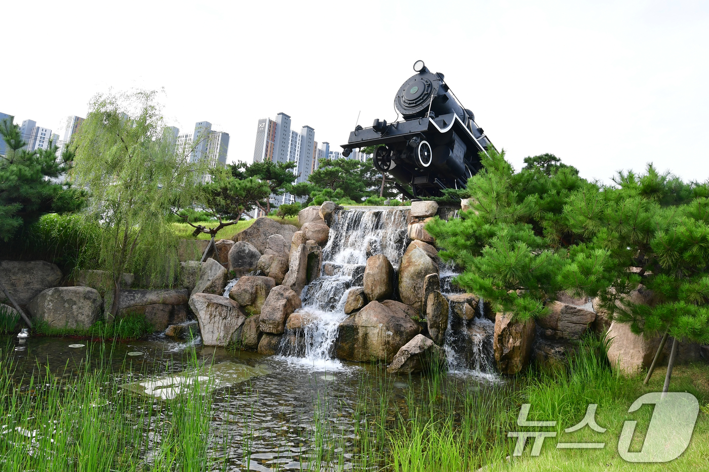 (포항=뉴스1) 최창호 기자 = 2일 오전 경북 포항시 남구 대잠동 철길 숲에 설치된 기관차 폭포에서 시원한 물줄기가 흘러내리고 있다. 2025.9.2/뉴스1