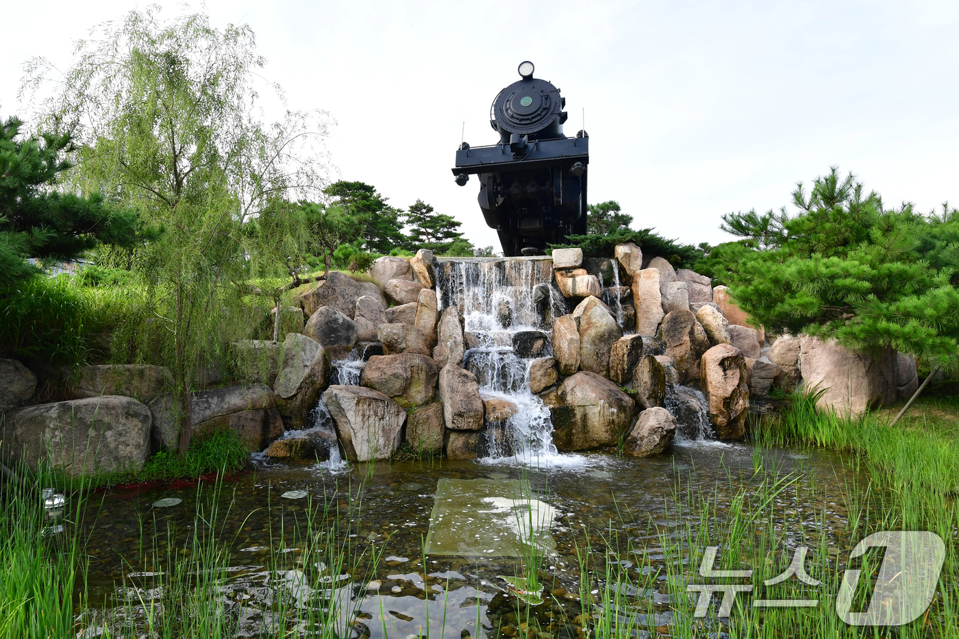 (포항=뉴스1) 최창호 기자 = 2일 오전 경북 포항시 남구 대잠동 철길 숲에 설치된 기관차 폭포에서 시원한 물줄기가 흘러내리고 있다. 2025.9.2/뉴스1