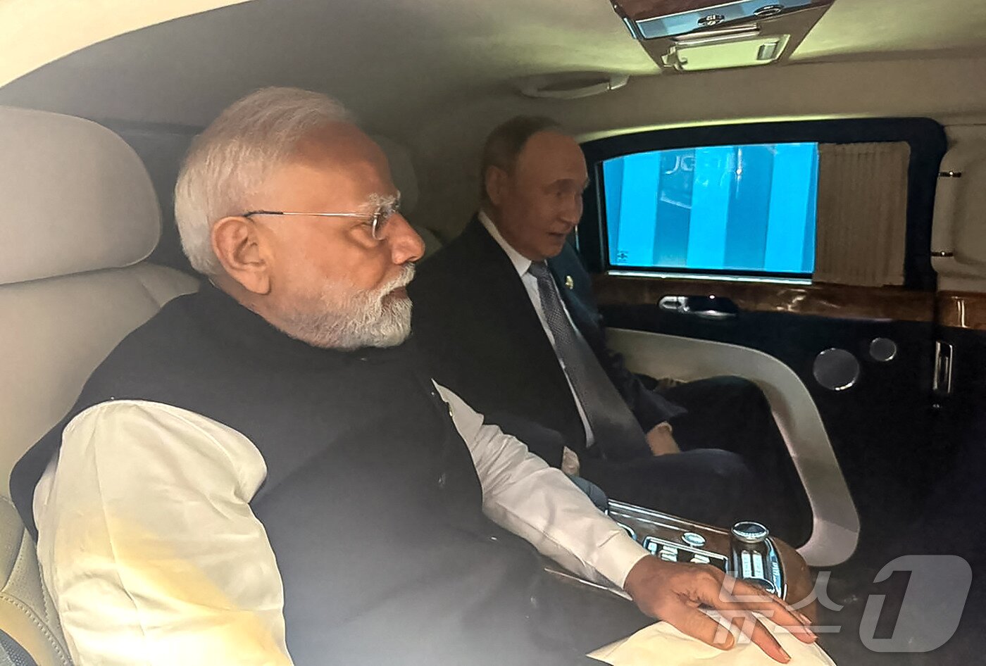 본문 이미지 - 1일 인도 나렌드라 모디 인도 총리가 X(구 트위터) 공식 계정에 게시한 사진. 이날 상하이협력기구(SCO) 정상회의 참석 후 모디 총리(왼쪽)와 블라디미르 푸틴 러시아 대통령이 양자 회담 장소로 함께 차량을 타고 이동하는 모습, 2025.09.02. ⓒ AFP=뉴스1