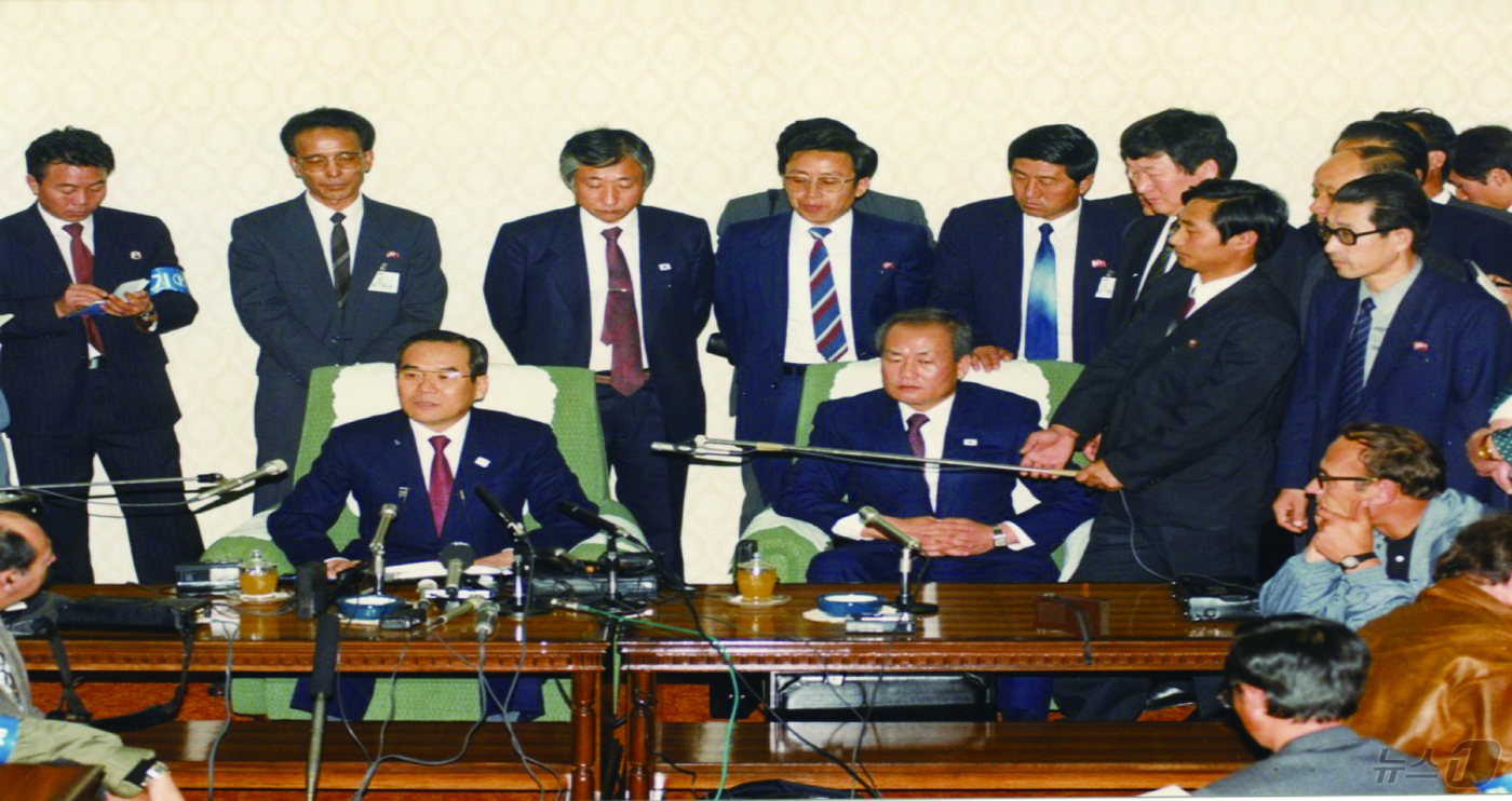(서울=뉴스1) 임세영 기자 = 정부는 2일 그동안 비공개로 묶여 있던 1990년대 초반 남북회담 문서를 공개했다.통일부가 이날 공개한 3172쪽 분량의 '남북대화 사료집' 13권 …