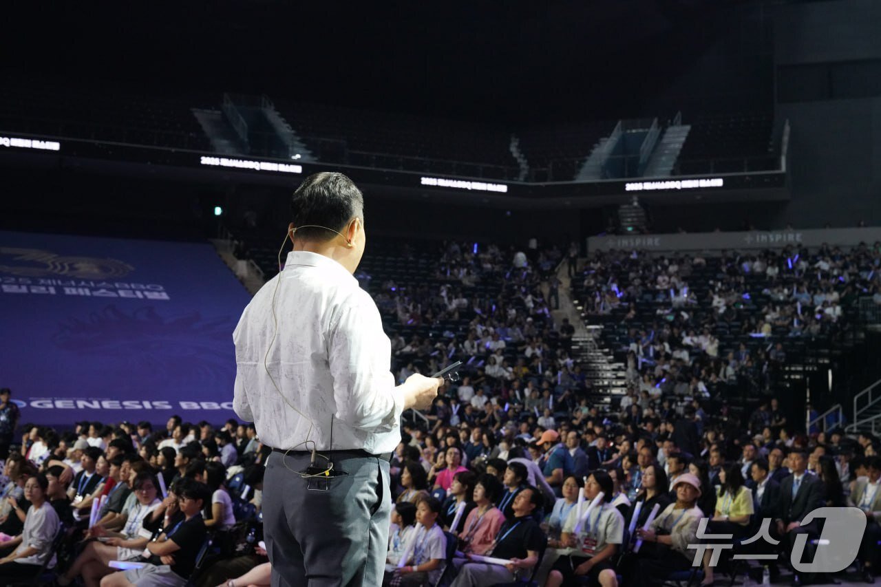 본문 이미지 - 윤홍근 제네시스BBQ그룹 회장 &#40;제네시스BBQ그룹 제공&#41;