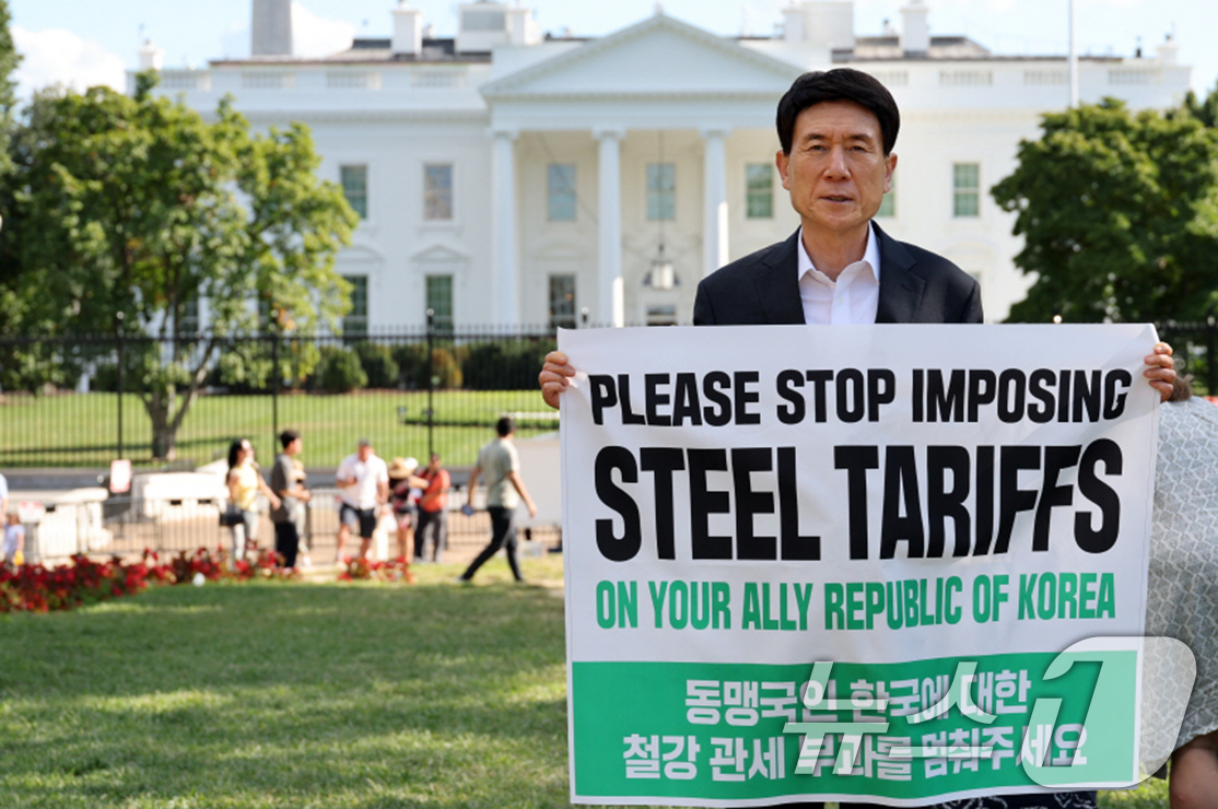 (포항=뉴스1) 최창호 기자 = 이강덕 경북 포항시장이 현지시간 1일 워싱턴 D.C에서 한국 철강산업의 중요성을 미국 정부와 시민사회에 직접 설명하고 동맹국 간 신뢰에 기반한 공정 …