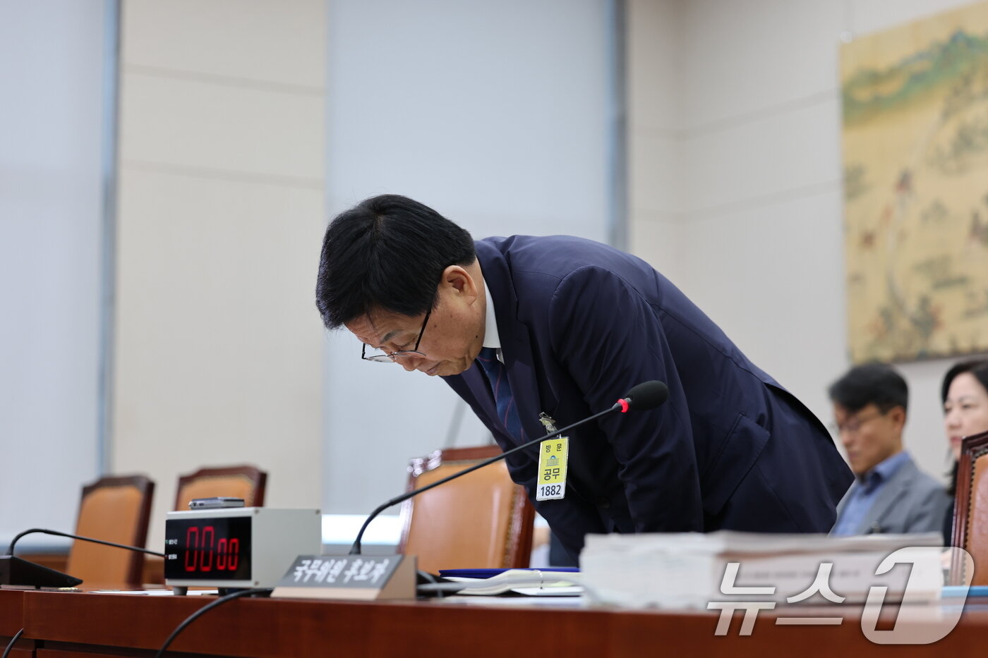 본문 이미지 - 최교진 사회부총리 겸 교육부 장관 후보자가 2일 서울 여의도 국회 교육위원회에서 열린 인사청문회에 출석해 인사를 하고 있다. 2025.9.2/뉴스1 ⓒ News1 이승배 기자