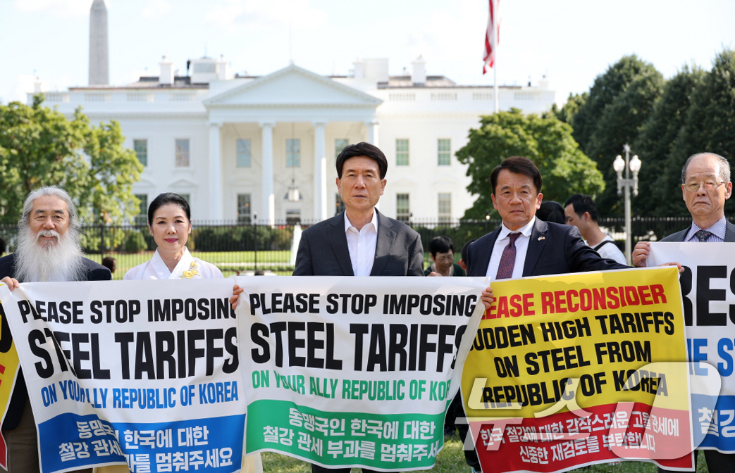 (포항=뉴스1) 최창호 기자 = 이강덕 경북 포항시장(가운데)이 현지시간 1일 워싱턴 D.C에서 한국 철강산업의 중요성을 미국 정부와 시민사회에 직접 설명하고 동맹국 간 신뢰에 기 …