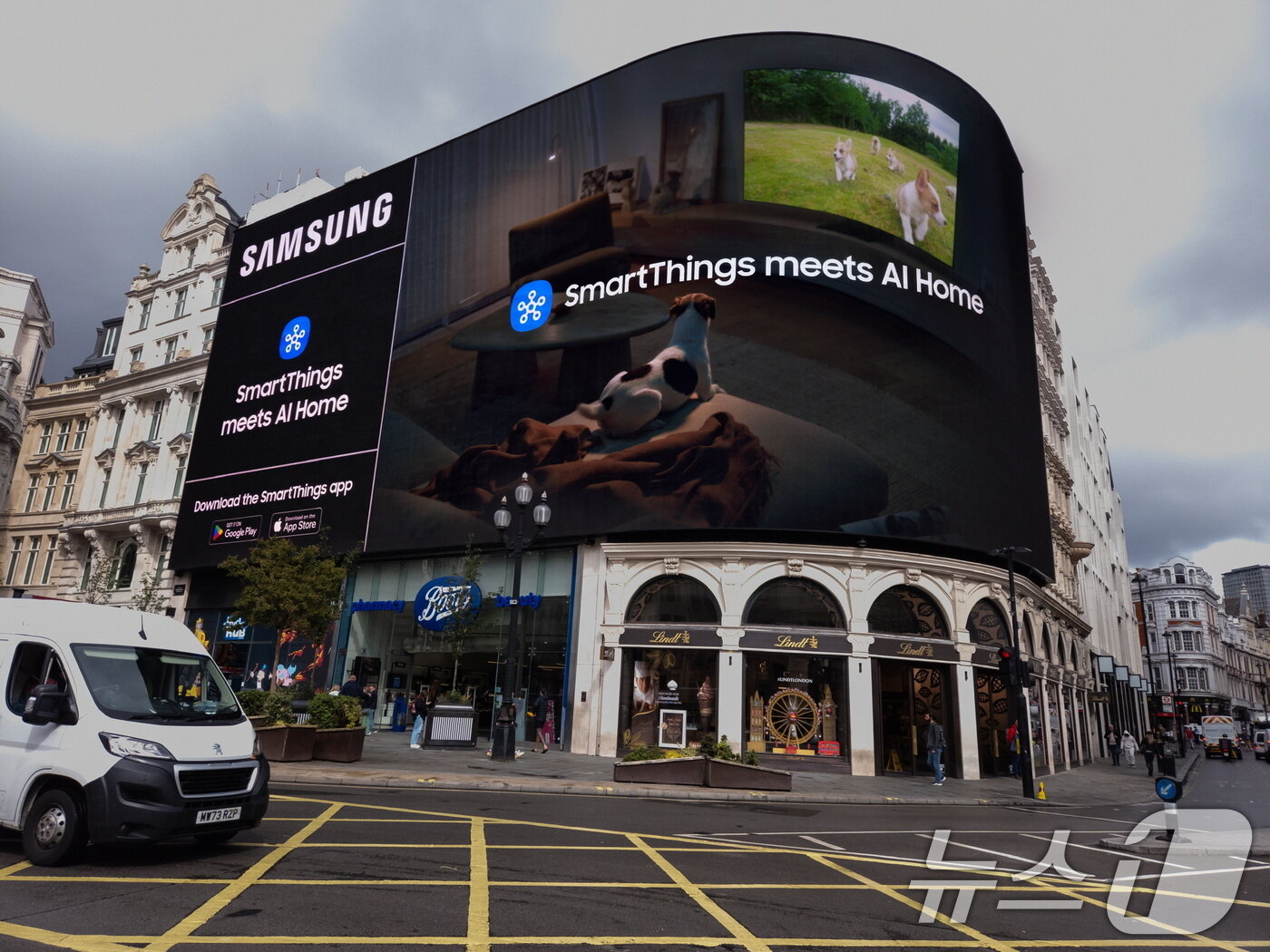 본문 이미지 - 삼성전자가 IFA 2025 개막에 앞서 글로벌 랜드마크에서 삼성전자가 새롭게 정의하는 &#39;AI 홈&#39; 가치를 담은 영상 캠페인을 2일부터 진행한다고 2일 밝혔다. &#40;삼성전자 제공. 재판매 및 DB 금지&#41; 2025.9.2/뉴스1