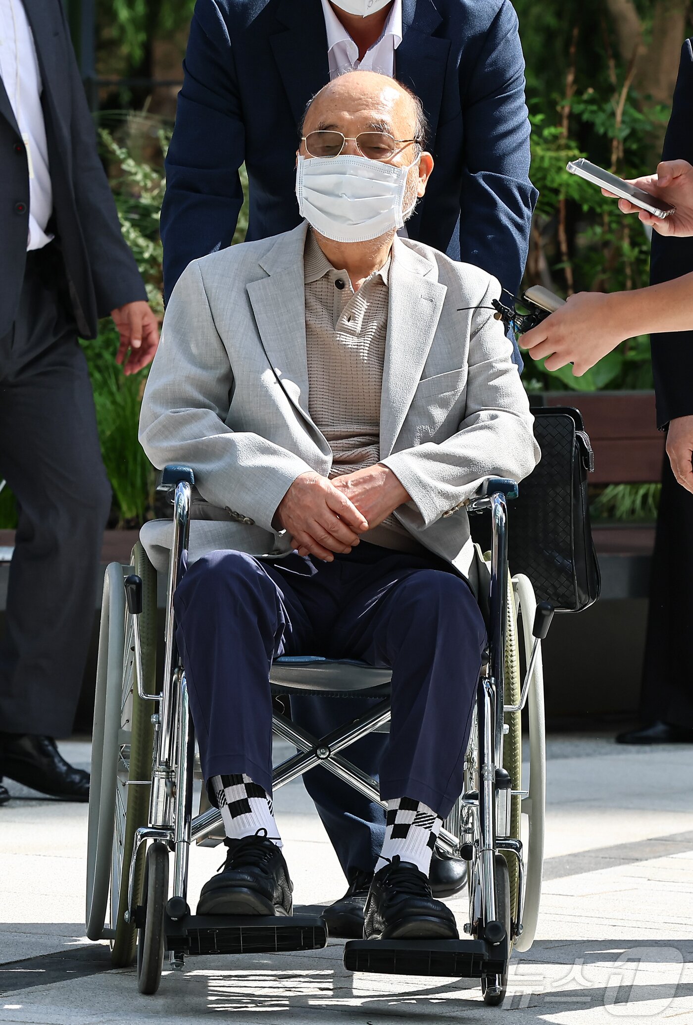 본문 이미지 - '김건희 여사 인사 청탁 의혹'을 받는 이봉관 서희건설 회장이 2일 서울 종로구 광화문에 마련된 김건희 특검팀 사무실에 조사를 위해 출석하고 있다. 2025.9.2/뉴스1 ⓒ News1 김도우 기자