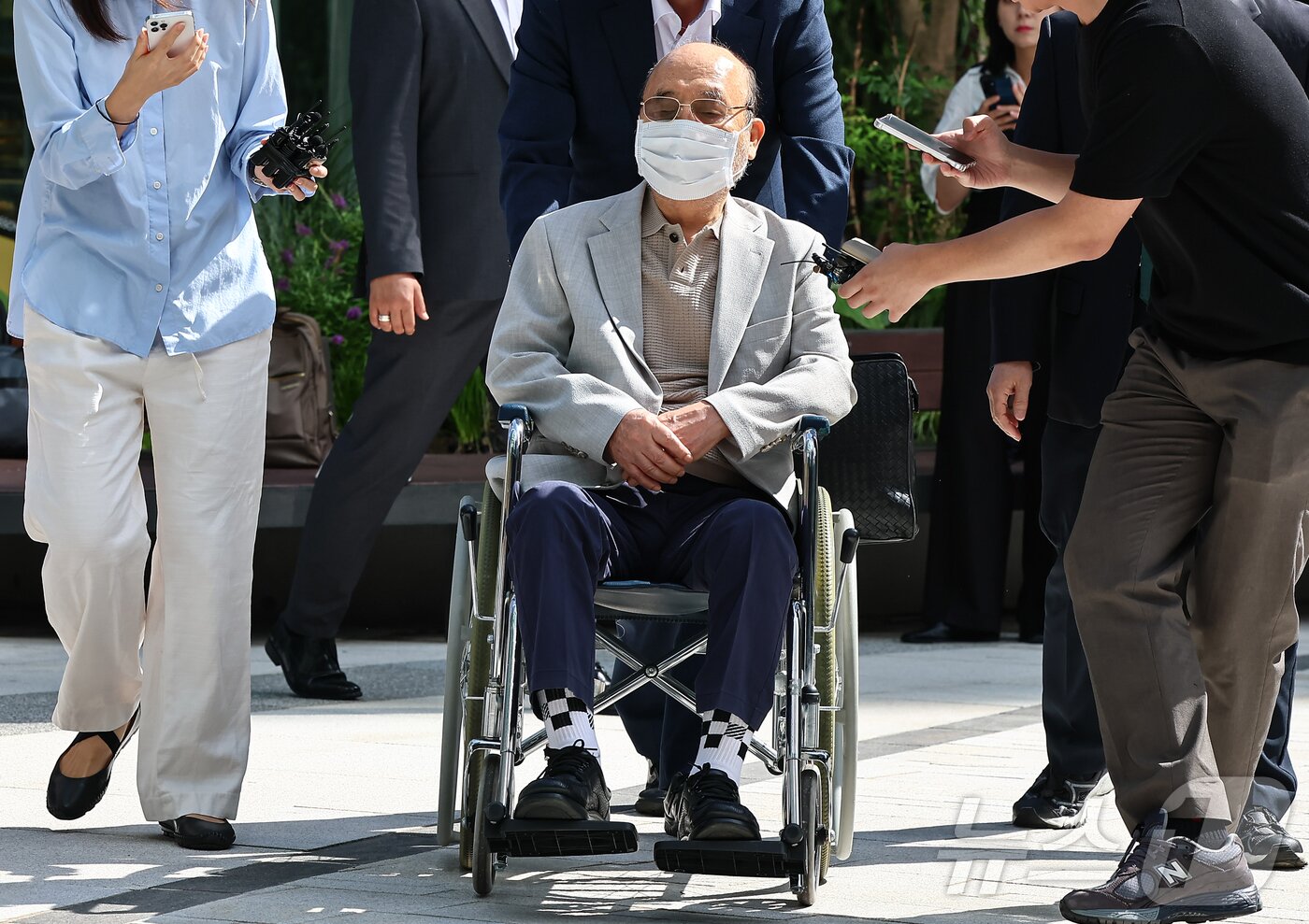 본문 이미지 - '김건희 여사 인사 청탁 의혹'을 받는 이봉관 서희건설 회장이 2일 서울 종로구 광화문에 마련된 김건희 특검팀 사무실에 조사를 위해 출석하고 있다. 2025.9.2/뉴스1 ⓒ News1 김도우 기자