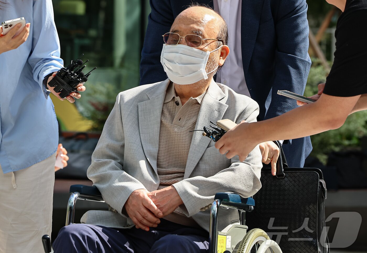 본문 이미지 - &#39;김건희 여사 인사 청탁 의혹&#39;을 받는 이봉관 서희건설 회장이 지난 2일 서울 종로구 광화문에 마련된 김건희 특검팀 사무실에 조사를 위해 출석하고 있다. 2025.9.2/뉴스1 ⓒ News1 김도우 기자