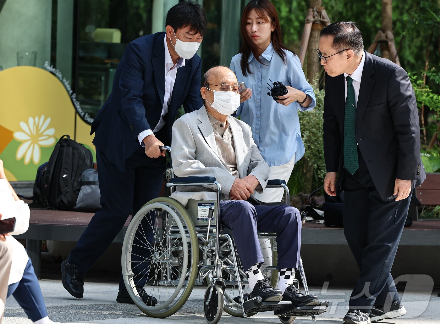 본문 이미지 - '김건희 여사 인사 청탁 의혹'을 받는 이봉관 서희건설 회장이 2일 서울 종로구 광화문에 마련된 김건희 특검팀 사무실에 조사를 위해 출석하고 있다. 2025.9.2/뉴스1 ⓒ News1 김도우 기자