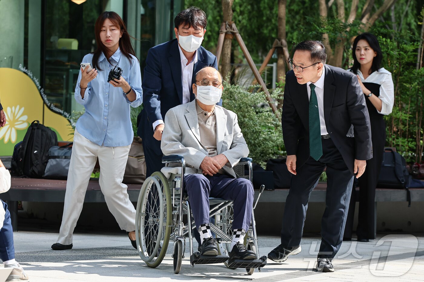 본문 이미지 - '김건희 여사 인사 청탁 의혹'을 받는 이봉관 서희건설 회장이 2일 서울 종로구 광화문에 마련된 김건희 특검팀 사무실에 조사를 위해 출석하고 있다. 2025.9.2/뉴스1 ⓒ News1 김도우 기자