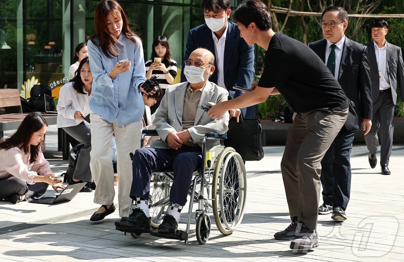 본문 이미지 - '김건희 여사 인사 청탁 의혹'을 받는 이봉관 서희건설 회장이 2일 서울 종로구 광화문에 마련된 김건희 특검팀 사무실에 조사를 위해 출석하고 있다. 2025.9.2/뉴스1 ⓒ News1 김도우 기자