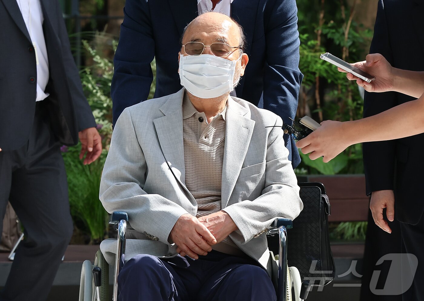 본문 이미지 - '김건희 여사 인사 청탁 의혹'을 받는 이봉관 서희건설 회장이 2일 서울 종로구 광화문에 마련된 김건희 특검팀 사무실에 조사를 위해 출석하고 있다. 2025.9.2/뉴스1 ⓒ News1 김도우 기자