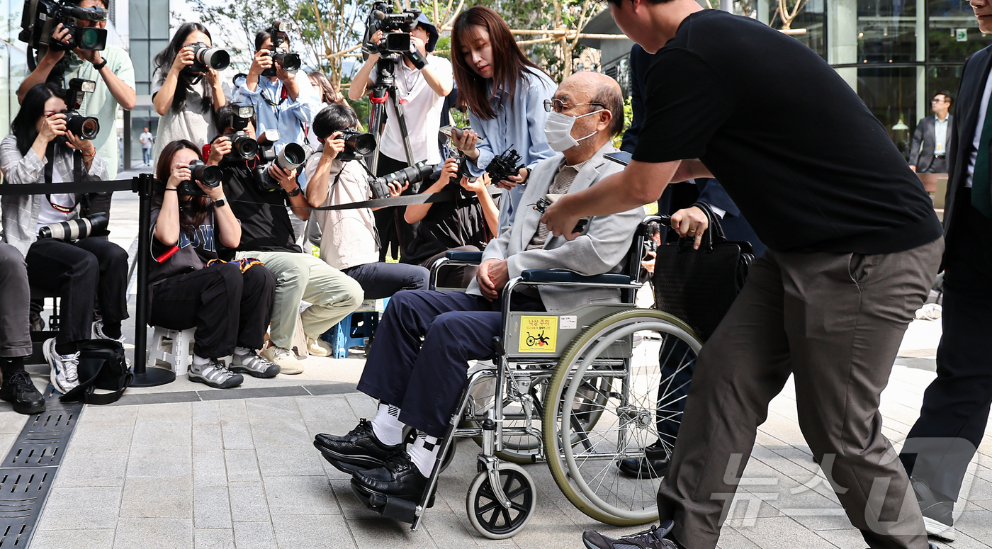 (서울=뉴스1) 김도우 기자 = '김건희 여사 인사 청탁 의혹'을 받는 이봉관 서희건설 회장이 2일 서울 종로구 광화문에 마련된 김건희 특검팀 사무실에 조사를 위해 출석하고 있다. …