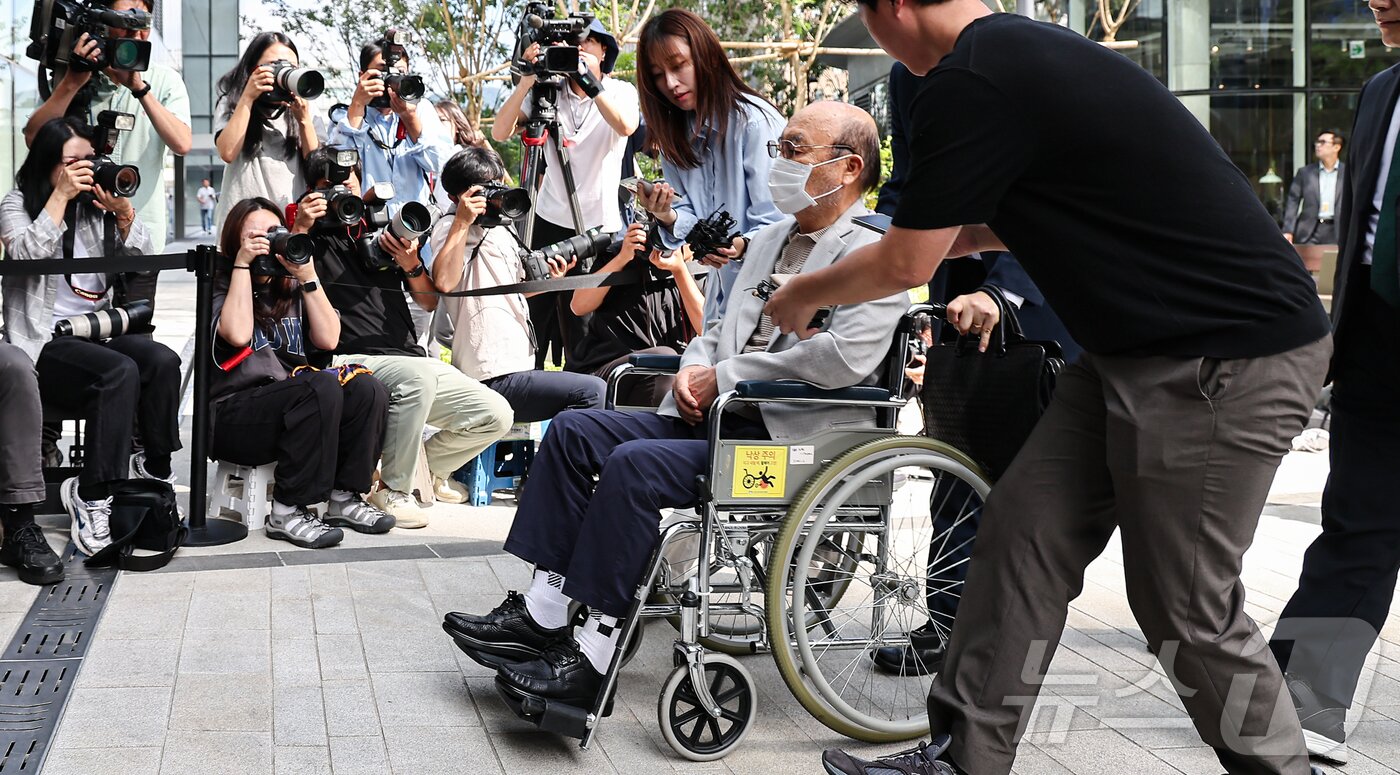 본문 이미지 - '김건희 여사 인사 청탁 의혹'을 받는 이봉관 서희건설 회장이 2일 서울 종로구 광화문에 마련된 김건희 특검팀 사무실에 조사를 위해 출석하고 있다. 2025.9.2/뉴스1 ⓒ News1 김도우 기자