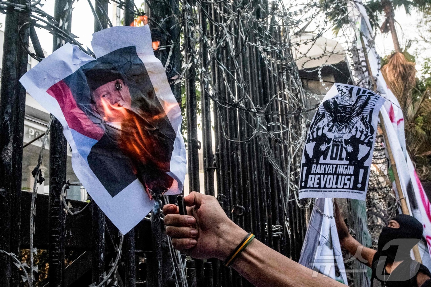 (반둥 AFP=뉴스1) 윤다정 기자 = 1일(현지시간) 인도네시아 서자바 반둥에서 경찰 개혁과 의회 해산을 요구하는 시위 도중 시위대가 프라보워 수비안토 인도네시아 대통령의 포스터 …