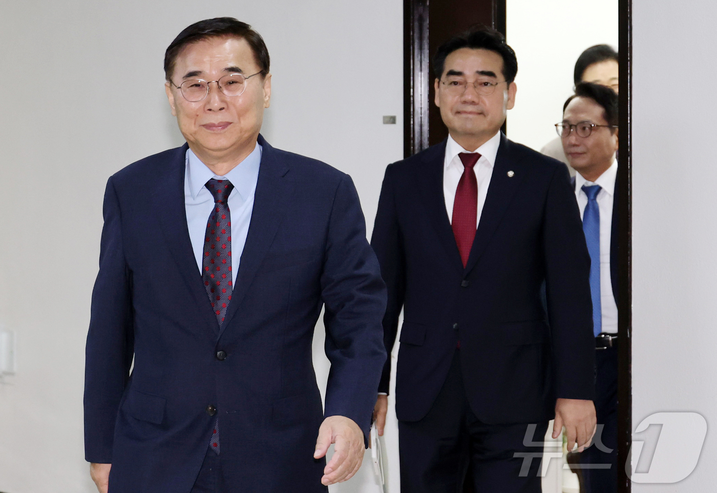 (서울=뉴스1) 유승관 기자 = 이종석 국가정보원장(왼쪽)과 국회 정보위원들이 2일 정보위원회 전체회의에 입장하고 있다. (공동취재) 2025.9.2/뉴스1