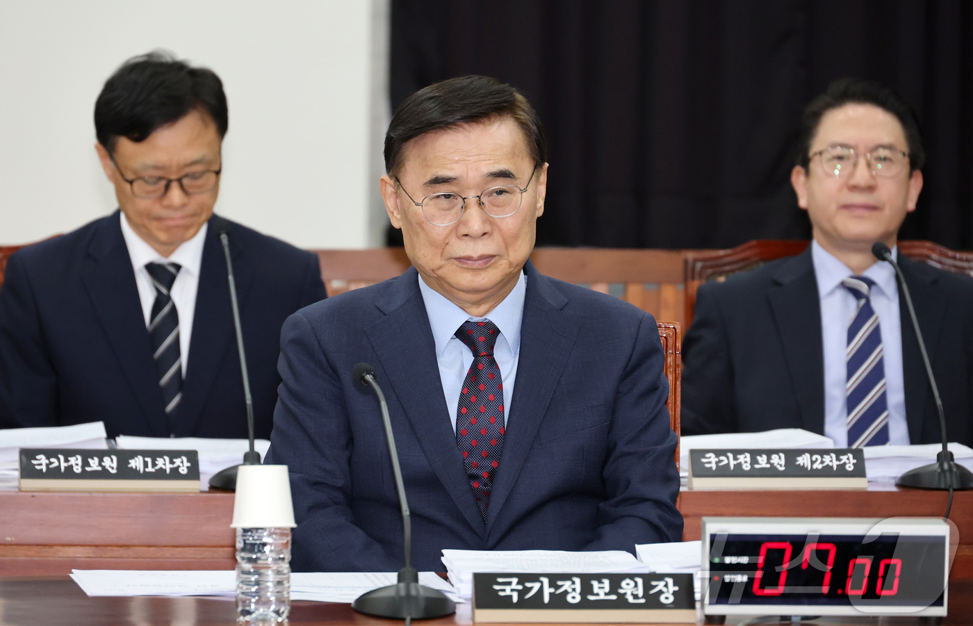 (서울=뉴스1) 유승관 기자 = 이종석 국가정보원장(가운데)이 2일 국회 정보위 전체회의에 출석해 의원들의 발언을 듣고 있다. (공동취재) 2025.9.2/뉴스1