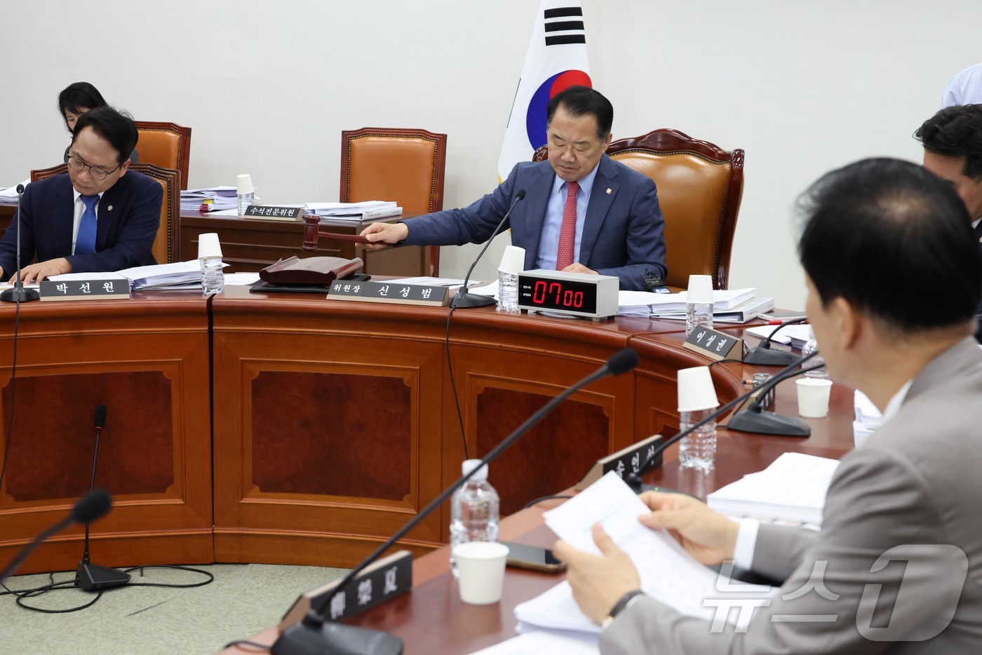 (서울=뉴스1) 유승관 기자 = 신성범 국회 정보위원회 위원장이 2일 국회에서 열린 정보위원회 전체회의에서 의사봉을 두드리고 있다. (공동취재) 2025.9.2/뉴스1
