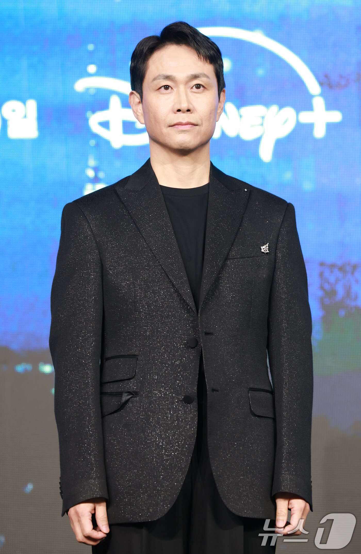 본문 이미지 - 배우 오정세가 2일 오전 서울 종로구 포시즌스 호텔에서 열린 디즈니 플러스 오리지널 시리즈 '북극성' 제작발표회에 참석해 포즈를 취하고 있다. '북극성'은 유엔대사로서 국제적 명성을 쌓아온 문주(전지현 분)가 대통령 후보 피격 사건의 배후를 쫓는 가운데, 그녀를 지켜야만 하는 국적 불명의 특수요원 산호(강동원 분)와 함께 한반도를 위협하는 거대한 진실을 마주하는 이야기를 그린 드라마다. 2025.9.2/뉴스1 ⓒ News1 권현진 기자