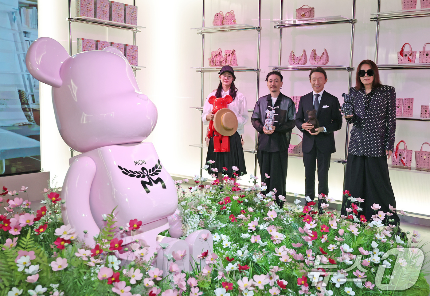 (서울=뉴스1) 장수영 기자 = 2일 서울 강남구 MCM 하우스에서 열린 '베어브릭 인 MCM 원더월드' 전시 기자간담회에서 작가들이 직접 작업한 베어브릭 제품을 들어 보이고 있다 …