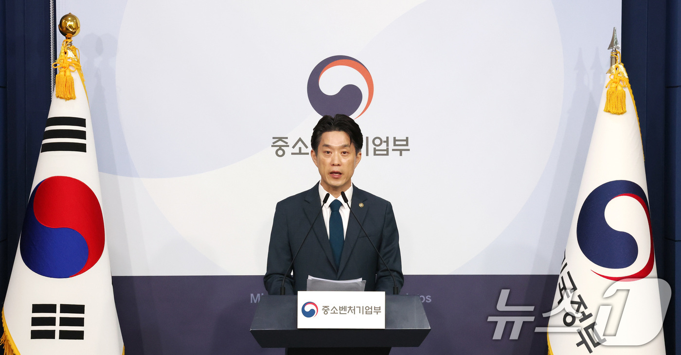 (서울=뉴스1) 임세영 기자 = 노용석 중소벤처기업부 차관이 2일 서울 종로구 정부서울청사에서 2026년도 중소벤처기업부 예산안 관련 브리핑을 하고 있다. 2025.9.2/뉴스1