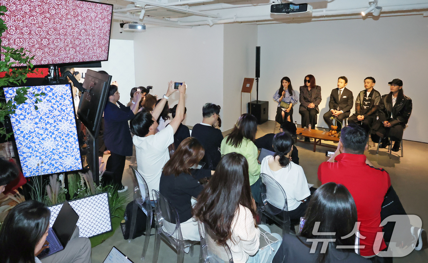 (서울=뉴스1) 장수영 기자 = 2일 서울 강남구 MCM 하우스에서 김해리 MCM Japan 회장(왼쪽)과 작가들이  '베어브릭 인 MCM 원더월드' 전시 기자간담회를 하고 있다. …