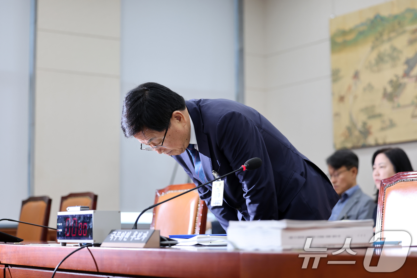(서울=뉴스1) 이승배 기자 = 최교진 사회부총리 겸 교육부 장관 후보자가 2일 서울 여의도 국회 교육위원회에서 열린 인사청문회에 출석해 인사하고 있다. 2025.9.2/뉴스1